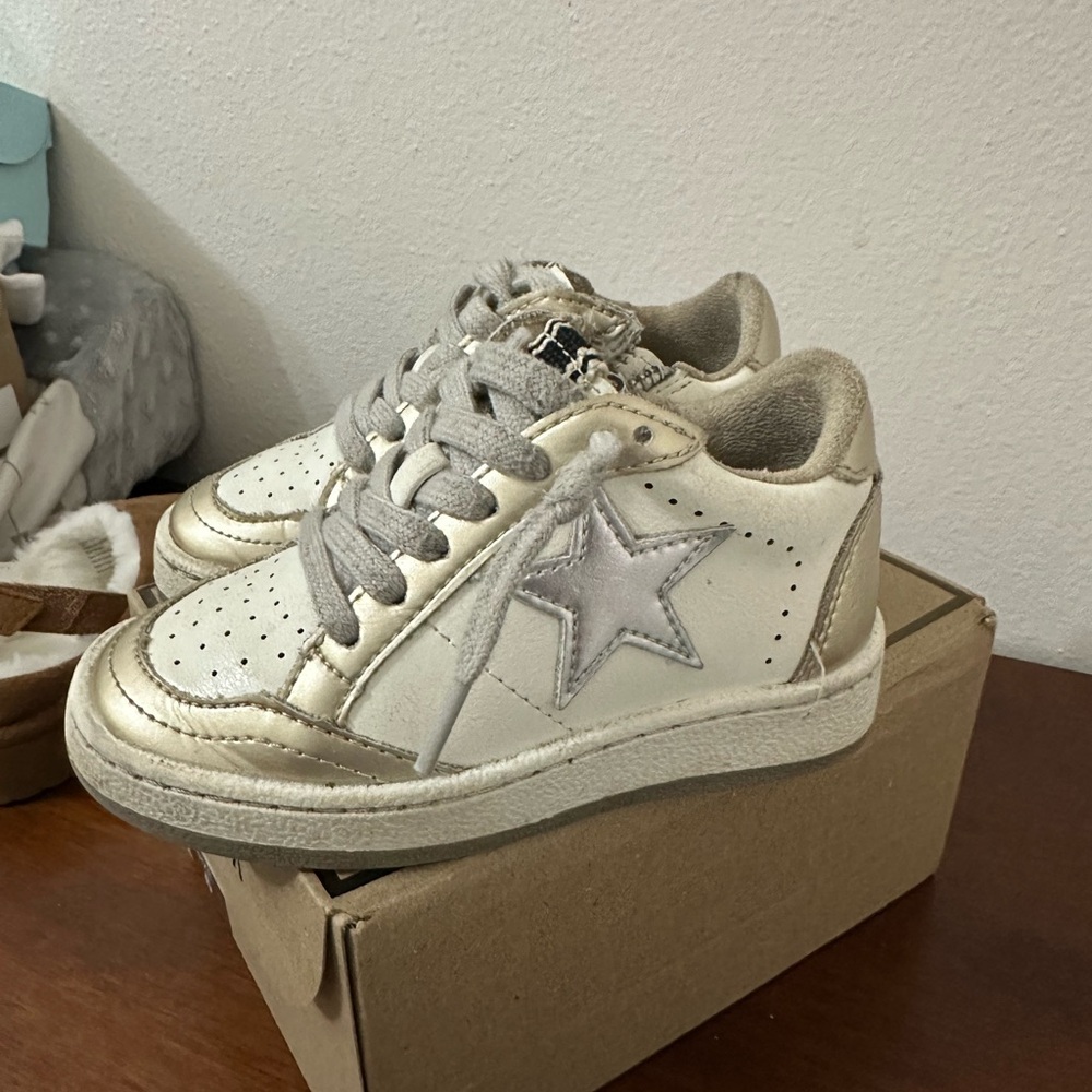 ShuShop Kids Metallic Gold & White Star Lace-Up Sneakers